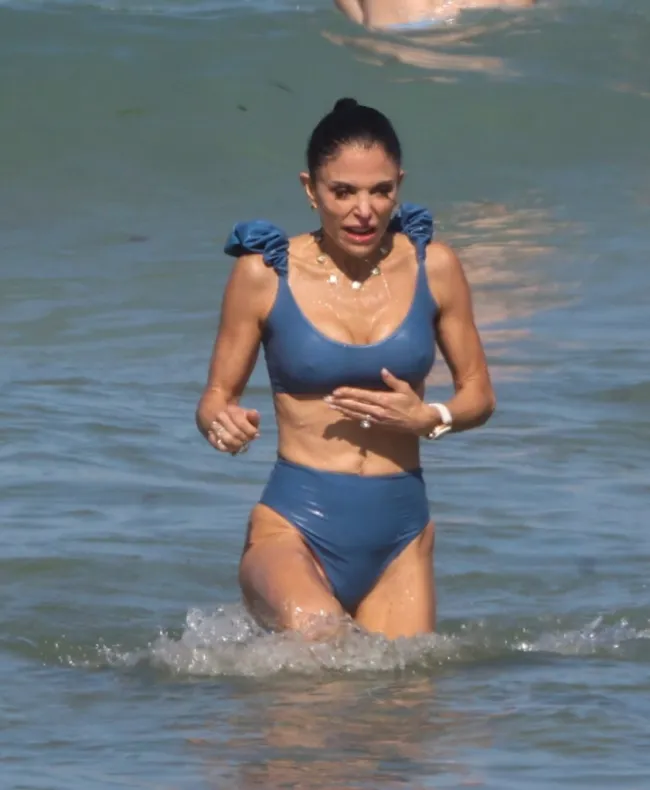 Bethenny Frankel de años parece tener la mitad de su edad cuando llega a Bondi Beach en