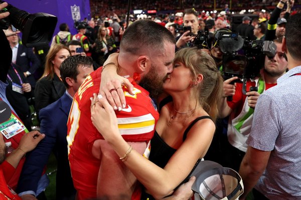Disfruta del Super Bowl 2025 con la tarjeta de bingo con temática de Travis Kelce y Taylor Swift de Flash de Fama.Imágenes Getty