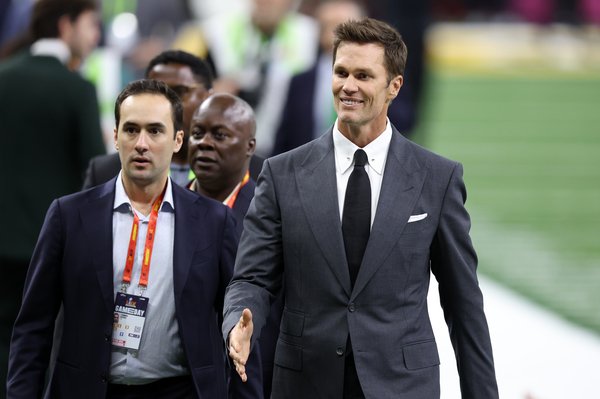 Tom Brady golpeó juguetonamente a Kevin Hart durante la transmisión en vivo del Super Bowl 2025.Imágenes Getty