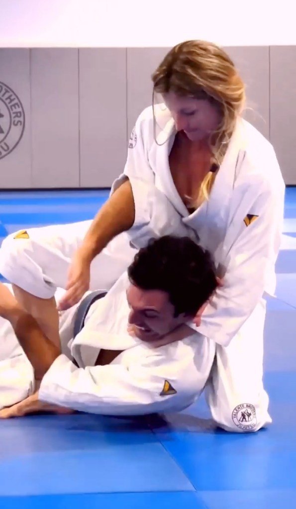 Durante el discurso, Hart se burló de la relación que la ex de Brady, Gisele Bündchen, tiene con su instructor de jiu-jitsu, Joaquim Valente.Gisele/Instagram