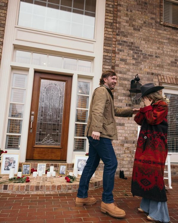 El ex jugador de la NFL propuso matrimonio en la mansión del fallecido cantante de country George Jones en Franklin, Tennessee.laineywilson/Instagram