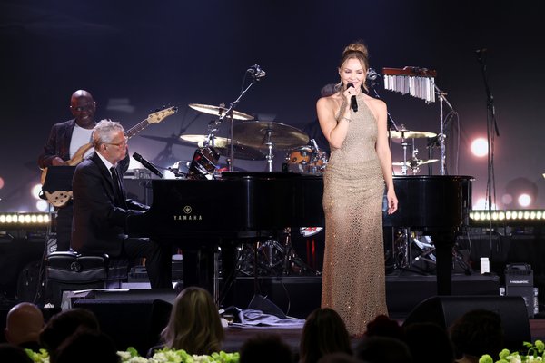 Katharine McPhee dice que salir de gira con su marido, David Foster, tiene un lado negativo.Getty Images para Gateway For Cancer Research