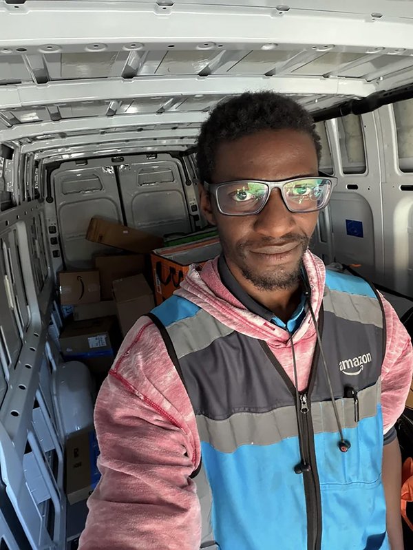 Love (en la foto de arriba) les dijo a sus fanáticos en Reddit que su nuevo trabajo en Amazon