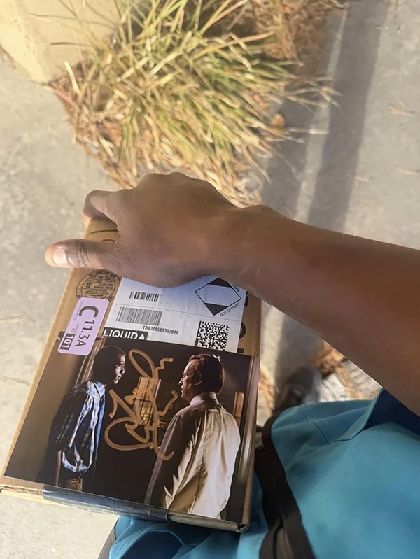Love compartió una selfie de él mismo con su atuendo de Amazon en Reddit.u/thatonetv-filmlover/AmazonDSPDrivers/reddit