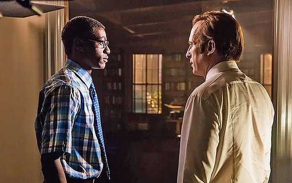 Love (en la foto con Bob Odenkirk en “Better Call Saul”) dijo que su trabajo en Amazon lo está “matando”.AMC