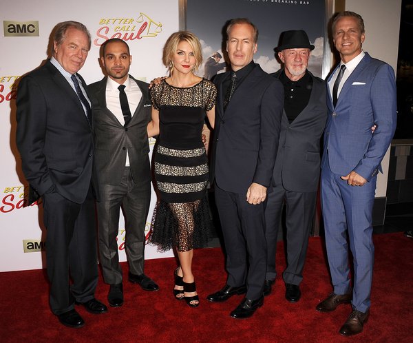 “Better Call Saul” fue protagonizada por Michael McKean, Michael Mando, Rhea Seehorn, Bob Odenkirk, Jonathan Banks y Patrick Fabian, quienes aparecen en la foto de arriba en el estreno del programa en 2015.Magia cinematográfica
