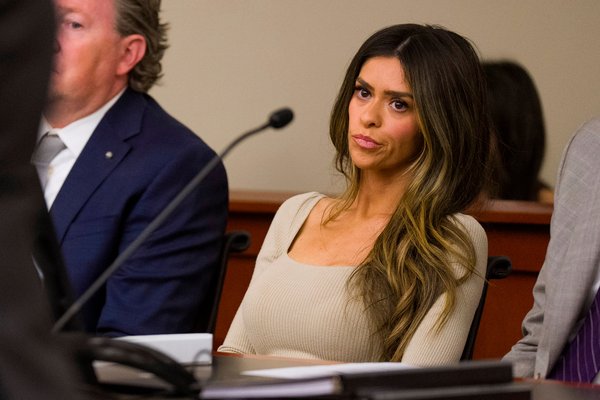 Taylor Frankie Paul compareció hoy ante un tribunal de Utah (arriba), en su primera aparición junto a su ex, Dakota Mortensen, desde que surgió su drama legal.AP