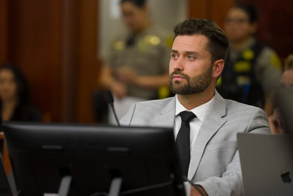 Mortensen (en la foto, en el juzgado) se mostró serio durante el proceso, que gira en torno a las órdenes de alejamiento contrapuestas y la custodia de su hijo, Ever.AP