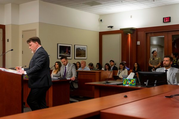 Durante la audiencia transmitida en directo, el abogado de Mortensen afirmó que su cliente era víctima de violencia doméstica.AP