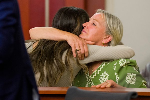 Taylor Frankie Paul abrazó a la madre de Dakota Mortensen tras la audiencia del jueves.AP