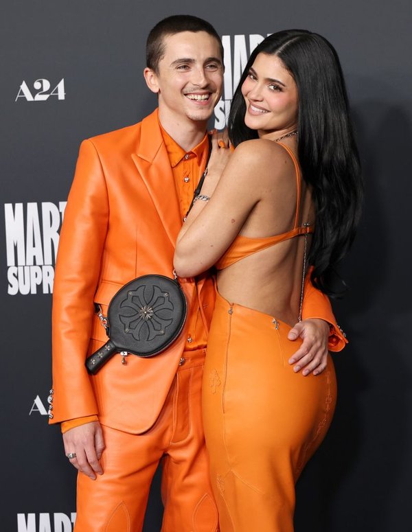 Según una fuente que habló en exclusiva con Flash de Fama, Kylie Jenner temía que la "maldición de la Met Gala" afectara su relación con Timothée Chalamet (fotografiados juntos arriba en diciembre de 2025).Imágenes de Getty