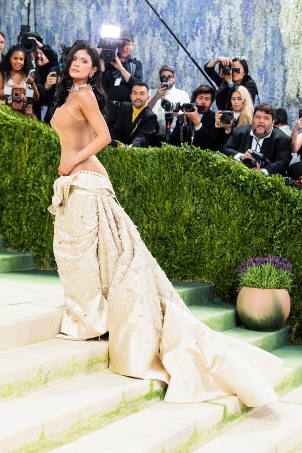Según una fuente cercana, Jenner ha "evitado intencionadamente" asistir a la Gala del Met (como se ve en la imagen) con Chalamet por temor a que la famosa superstición pudiera arruinar su romance.Imágenes de Getty