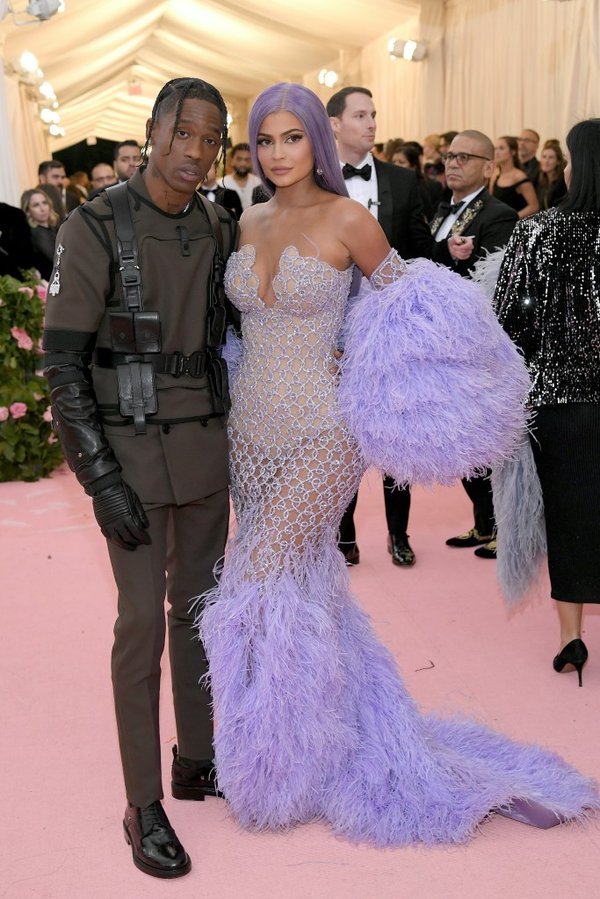 “Kylie era especialmente supersticiosa al respecto después de ir a la Gala del Met con Travis Scott en 2018 y 2019, antes de que finalmente se separaran”, dijo la fuente sobre los ahora exnovios, como se ve arriba en la Gala del Met de 2019.Imágenes de Getty