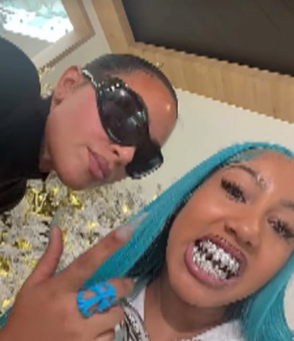 En la imagen, la pareja luce parrillas dentales de diamantes a juego.Instagram/noroeste