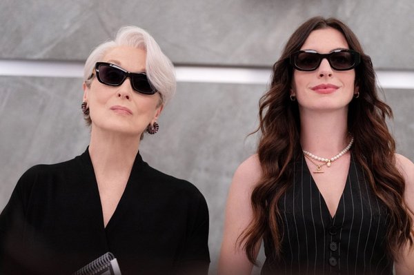 Según se informa, Meryl Streep y Anne Hathaway (en la foto retomando sus papeles de Miranda Priestly y Andy Sachs) ganaron 12,5 millones de dólares cada una por “El diablo viste de Prada 2”.Walt Disney Co./Cortesía de Everett Collection