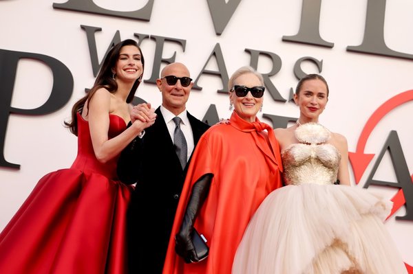 Stanley Tucci (en la foto junto a Hathaway, Streep y Blunt en el estreno mundial de "El diablo viste de Prada 2" el mes pasado) también retomó su papel original de Nigel Kipling.Getty Images para 20th Century Studios