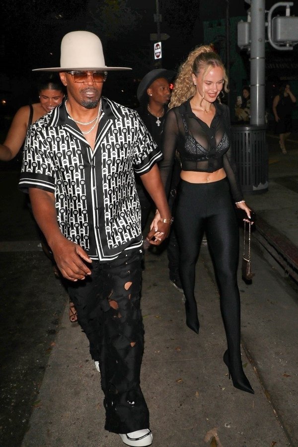 Según los informes, la novia de Jamie Foxx, Alyse Huckstepp (en la foto de arriba, tomada en agosto de 2025), está embarazada y espera el primer hijo de la pareja.Shotgetter / BACKGRID