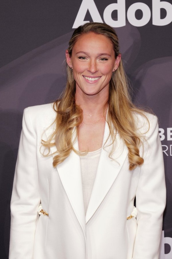 La presentadora del podcast lució la versión en color marfil del modelo con cinturón de cadena en los premios Webby el lunes.Imágenes GC