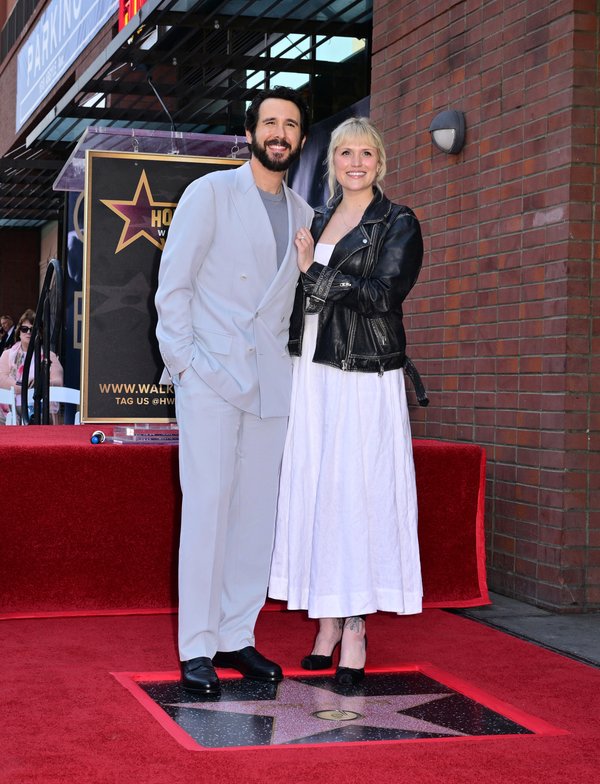 Pero Perry sí felicitó a Groban y McQueen (vistos arriba en mayo de 2026) en el pie de foto.AFP vía Getty Images