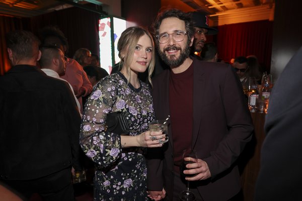 Perry reveló en 2017 que "The One That Got Away" se inspiró en Groban, quien aparece en la foto de arriba con McQueen en la fiesta previa a los premios Grammy de Warner Music Group de 2024.Cartel publicitario vía Getty Images