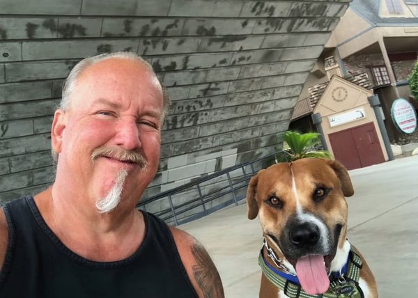 Darrell, cuya foto se puede ver arriba en una publicación de redes sociales, fue hallado muerto el 22 de abril, aparentemente por suicidio.Instagram/Brandon Sheets