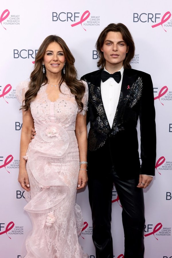 Hurley asistió al evento acompañada de su hijo, Damian Hurley (como se ve en la foto). Le comentó a Flash de Fama que él no empezó a parecerse a ella hasta que llegó a la pubertad.Getty Images para BCRF