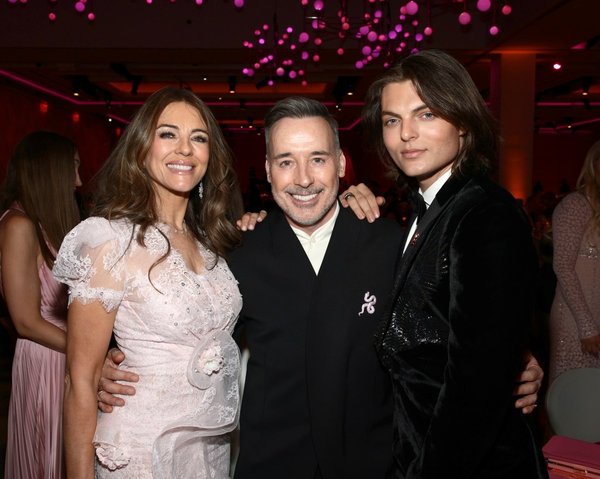 Hurley y su hijo posaron con el esposo de Elton John, David Furnish, dentro del evento.Getty Images para BCRF
