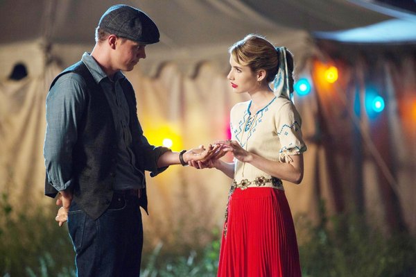 La pareja (a quienes se ve juntos aquí en una escena de “AHS: Freak Show”) continuó viéndose intermitentemente después de la cancelación de su compromiso.©FX Networks/Cortesía de Everett Collection