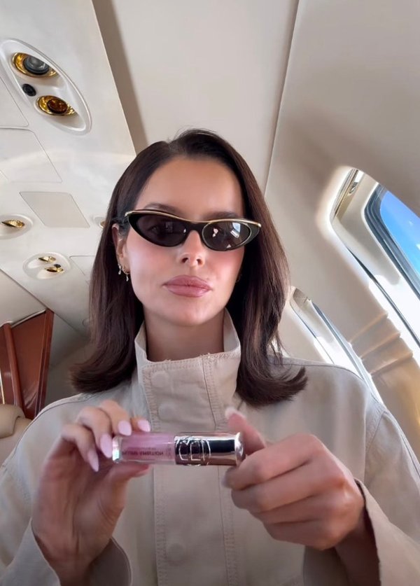 Maura Higgins presume de sus labios brillantes en la historia de Instagram.Instagram/MauraHiggins