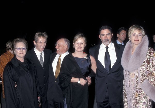 Sharon es una de cuatro hermanos. Tiene una hermana menor, Kelly (en la foto, en el centro), y un hermano menor, Patrick, que falleció trágicamente de un ataque al corazón en 2023.Colección Ron Galella vía Getty Images