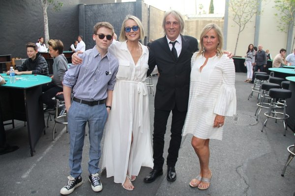 Los hermanos se criaron en Pensilvania y compartían un vínculo muy estrecho. (Sharon aparece arriba con Michael, Kelly y su hijo Roan en 2017).SplashNews.com