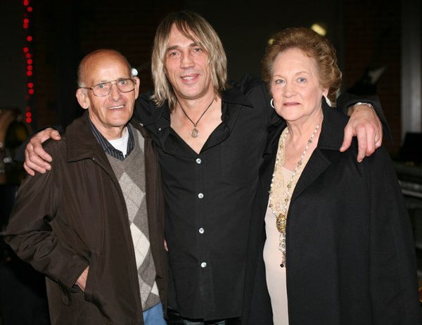 Sus padres, Joseph Stone y Dorothy Stone (en la foto con Michael en 2009), estuvieron casados ​​durante casi 60 años antes del fallecimiento de Joseph en 2009. Dorothy falleció el verano pasado.Imágenes de Getty