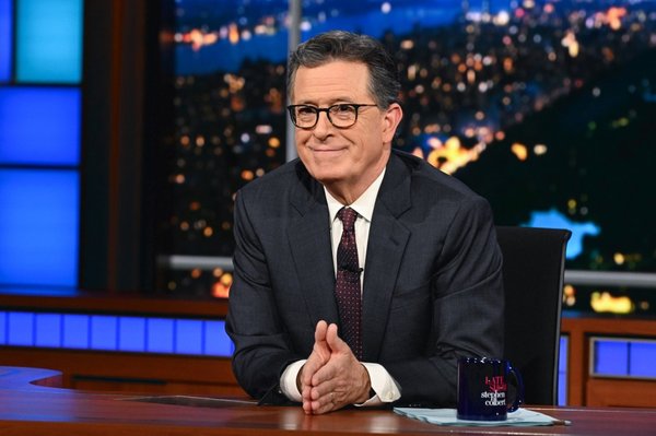 Stephen Colbert (en la foto, tomada en noviembre de 2023) se sintió "enormemente atraído" por Michelle Williams cuando ella visitó por primera vez su programa "Late Show".Scott Kowalchyk/CBS