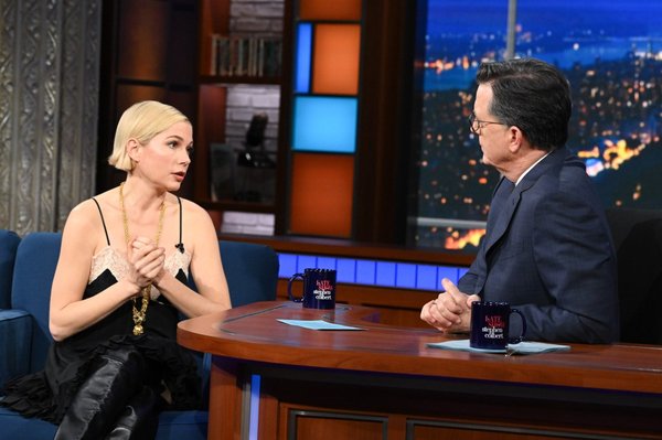 “No sabía qué hacer conmigo mismo”, dijo Colbert (en la foto con la estrella de “Dying for Sex” en abril de 2025). “No sabía qué hacer con mis ojos cuando Michelle Williams apareció por primera vez”.Scott Kowalchyk/CBS