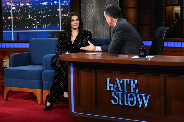 Colbert también se deshizo en elogios hacia Rachel Weisz, como se puede ver en su programa en abril de 2023.Scott Kowalchyk/CBS