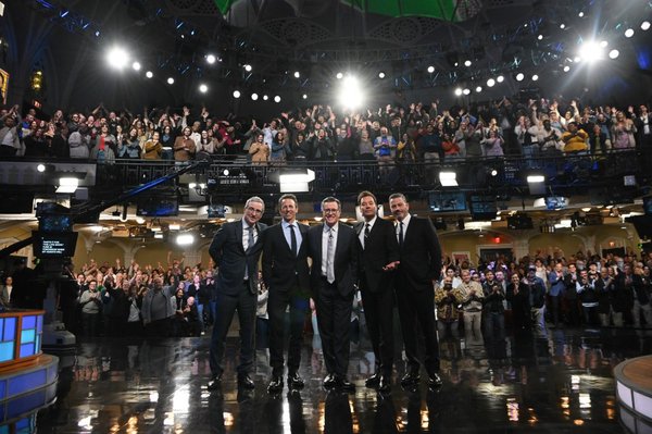 Colbert es copresentador del podcast “Strike Force Five” junto con John Oliver, Seth Meyers, Jimmy Fallon y Jimmy Kimmel (los cinco aparecen en la foto del 11 de mayo).Scott Kowalchyk /CBS