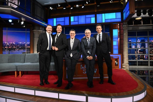 Colbert dio la bienvenida a los cuatro presentadores de programas nocturnos a su programa "Late Show" para el episodio del 11 de mayo.Scott Kowalchyk /CBS