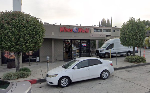 Las imágenes de vigilancia grabadas el miércoles por la noche mostraron a la estrella del pop bajando de su Mercedes Benz G-Wagon antes de entrar en una tienda Wines of the World (una de las cuales aparece en la foto de arriba).Google