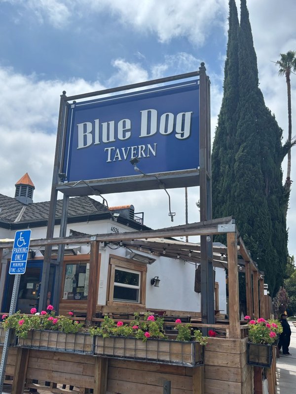 Un testigo presencial afirmó que Spears estaba "alzando la voz, gritando e incluso ladrando" durante su visita del miércoles por la noche al restaurante de Los Ángeles (en la foto de arriba).Página seis
