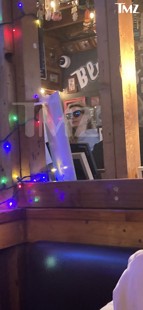 Según los informes, la estrella del pop (vista arriba durante su salida nocturna) ladró, gritó y blandió un cuchillo mientras cenaba en el restaurante con dos amigos.TMZ