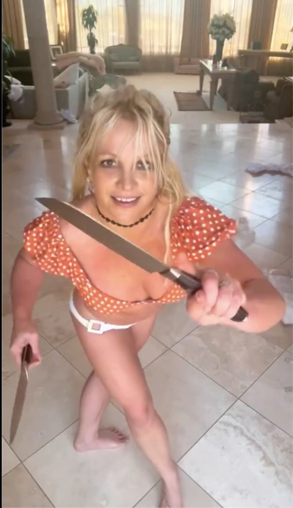 Según los informes, Spears (a quien se ve arriba en un antiguo video de Instagram) provocó temor entre los clientes del restaurante, quienes temían que apuñalara accidentalmente a alguien.britneyspears/Instagram