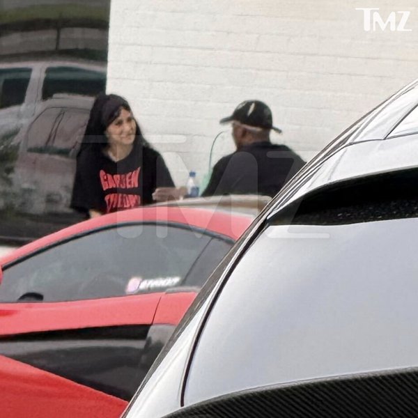 TMZ obtuvo un video de la pareja discutiendo afuera de una cafetería en Maryland el miércoles. (En la imagen: Cardi y un hombre hablando).TMZ