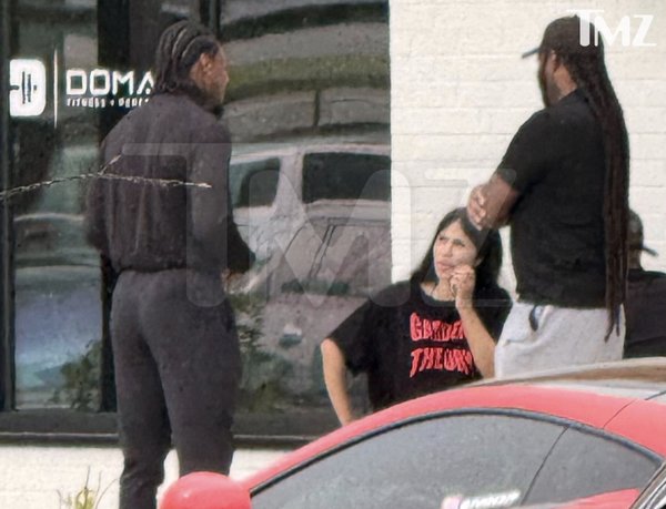 En el video, la ganadora del Grammy parecía gritar mientras el receptor abierto (que aparece arriba con Cardi y dos hombres) se apoyaba contra un automóvil.TMZ