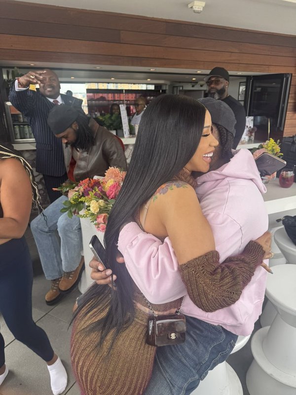 Su altercado se produjo días después de que surgieran rumores de que habían vuelto a estar juntos. (En la imagen: Diggs y Cardi abrazándose).X/therealknelson