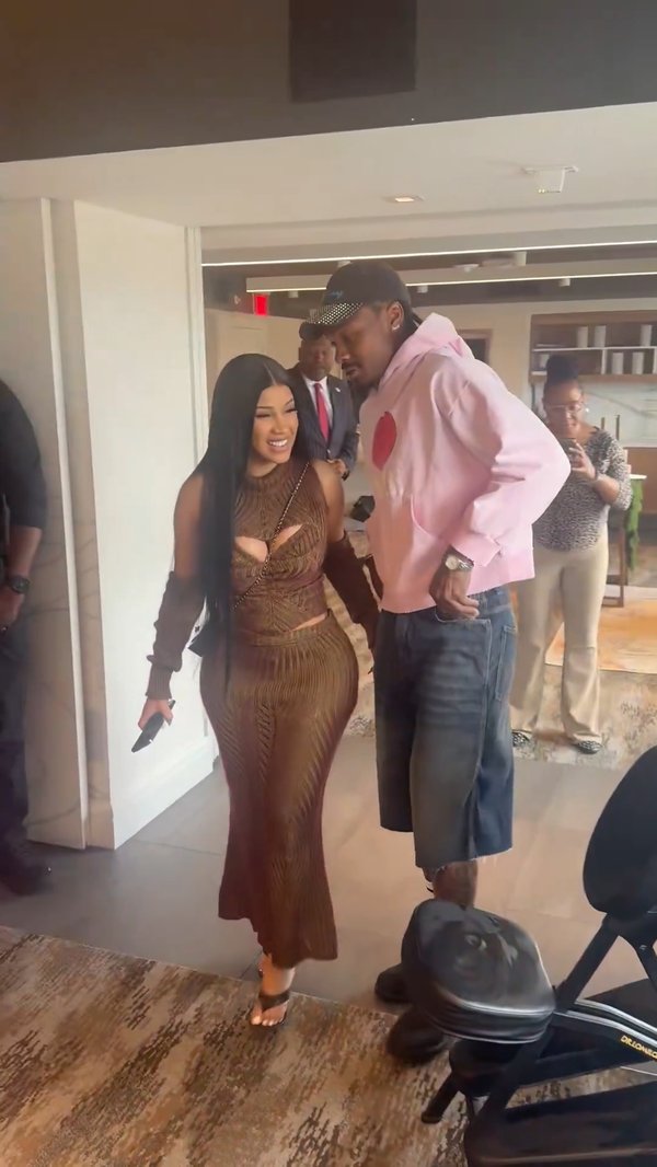 El rapero de "I Like It" y Diggs (ambos aparecen en la foto de arriba) rompieron su relación antes de su aparición en la Super Bowl 2026 en febrero.X/therealknelson