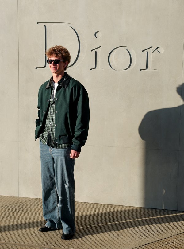 En el evento, que tuvo lugar en el LACMA de Los Ángeles, vestía una camiseta blanca, una camisa de cuadros verdes abotonada, una chaqueta verde, vaqueros, mocasines negros y gafas de sol.AFP vía Getty Images