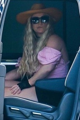 El representante de Britney rechazó las acusaciones y declaró a Flash de Fama el jueves que las afirmaciones estaban "completamente exageradas". (La cantante aparece en la foto de arriba, tomada en diciembre de 2025).REJILLA TRASERA