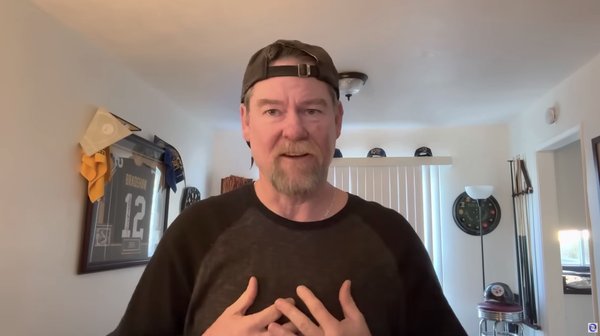 Shelton explicó que lo que sorprendería a la mayoría de los estadounidenses no es solo que los okupas puedan ocupar viviendas, sino también cómo los trata la ley una vez que están dentro.YouTube / Asociación Unida de Manitas "Respuestas de Manitas"