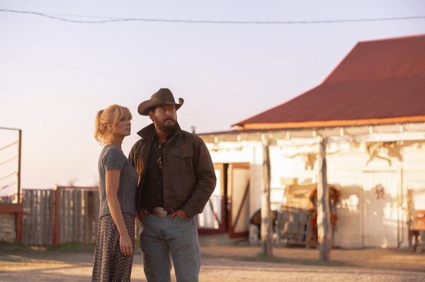 Beth (Kelly Reilly) y Rip (Cole Hauser) regresan (en la foto, en “Dutton Ranch”) para la serie derivada “Yellowstone”.Emerson Miller/Paramount+
