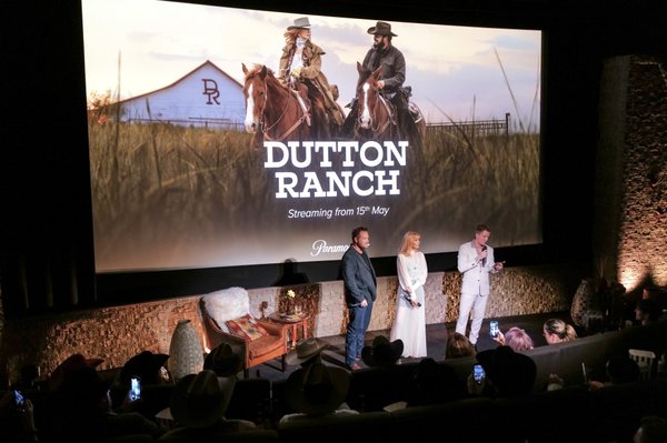 “Dutton Ranch” (en la foto aparecen Cole Hauser, Kelly Reilly y Luis Elkes durante una proyección el 5 de mayo en Londres, Inglaterra), tiene un guion algo torpe, pero es entretenida.Darren Gerrish/WireImage para Paramount+ Reino Unido
